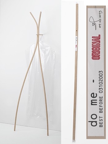 “Do Me” by the Danish Søren Petersen, a wall coat-rack in compressed wood that takes on a given shape under the pressure of bare hands. It is part of  “Walk the Plank II”, a travelling exhibition. At the end of its travel, all exhibited items are to be sold at auction that, with the sum realized, will contribute to the fund for young danish designers
