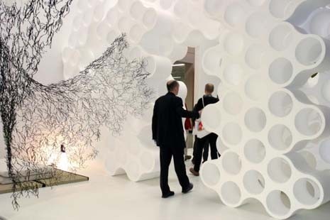 The house by the Bouroullecs, divided by walls created with large clips of translucent coloured plastic, a refined exercise in style and simplicity. “Plastik contra Natur”