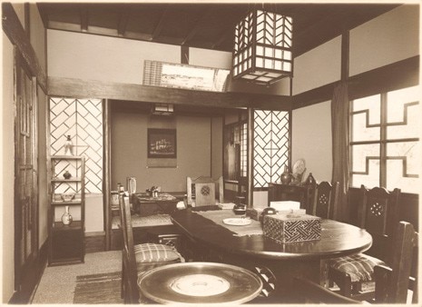 Mikuniso, view through dining room towards display of ceramics on shelves. Asahi Beer Oyamazaki Villa Museum of Art