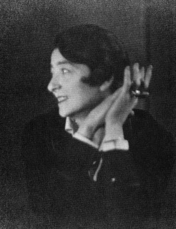 Portrait of Eileen Gray, Paris, 1926. Photo Berenice Abbott 
