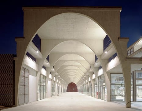Interior of a rebuilt wing of the fruit and vegetable market, designed in the 1930s by the architect Cuzzi. The restoration aims to preserve the original structure, maintaining its existing system of spaces and sharply differentiating the new materials from the traditional ones