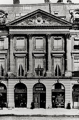 Maison Van Cleef & Arpels occupies Hôtel de Ségur, constructed to a design by Jacques V. Gabriel, a pupil of Mansart. As one of the main buildings in the square, its windows are framed with half columns and surmounted by a pediment 