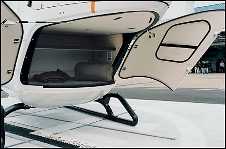 The cargo boot, accessible
from the outside, is fitted with a rack to keep
luggage separate from coats
