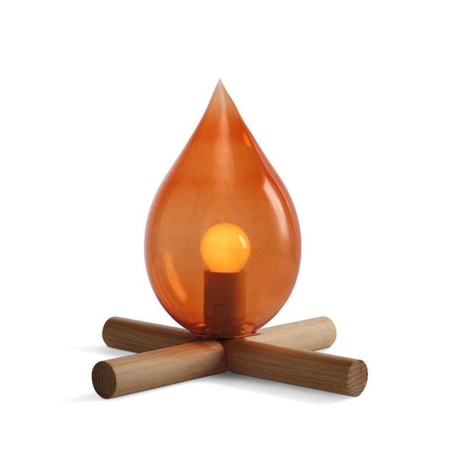 Fire kit, lamp inspired by
beach fires, by 5.5, the young Paris-based
design office founded by Vincent Baranger,
Jean-Sébastien Blanc, Anthony Lebossé and
Claire Renard