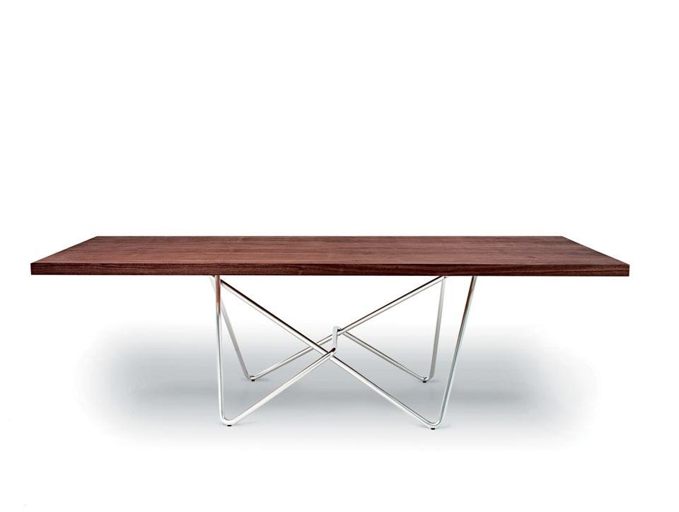 A table in solid wood and brushed brass, designed by Studio Piano Design.