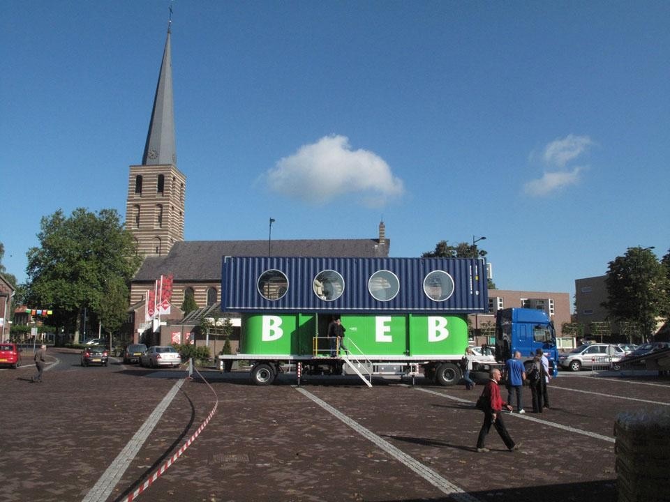 The Zaan region is part of the Amsterdam metropolitan area and consists of a series of smaller villages. On their own they can't finance a full-time library but the 'bibliobus' is a viable alternative. 