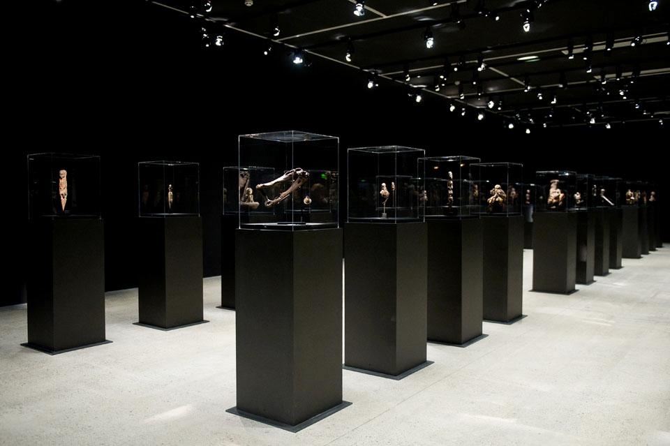 In the cleverly lit darkness of the Fondation's sublevel, the aura of mystery of Voodoo is revealed in the level alignment of 48 ritual figures of rare power.