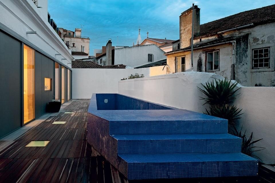 The house extends outside
with a two-level terrace linked
by a spiral staircase. The shape
of the swimming pool, with
its steps, is a subtle reference
to Villa Malaparte, designed
and built by Adalberto Libera
in Punta Massullo, Capri,
between 1938 and 1940