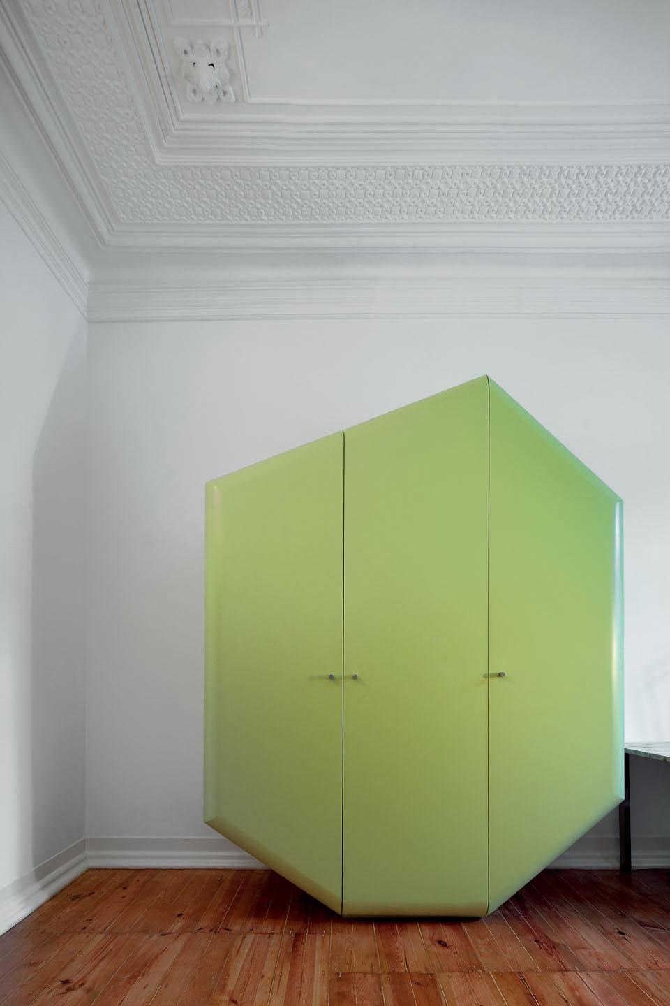 Large mysterious objects
scattered around the house
bring a theatrical effect
to the existing space and
provide essential functions such
as the wardrobe between the
two children’s bedrooms.