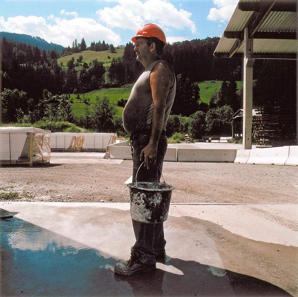 A worker outside the
Högmoos factory, which
manufactures the most
complex panels destined for
kapsarc in Riyadh, designed
by Zaha Hadid. Packaged
panels and the Austrian
scenery are visible in the
background. A worker outside the
Högmoos factory, which
manufactures the most
complex panels destined for
kapsarc in Riyadh, designed
by Zaha Hadid. Packaged
panels and the Austrian
scenery are visible in the
background.