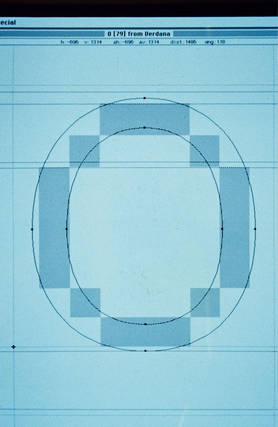 Screenshot of the letter O in Matthew Carter’s Verdana: the digital computer outline is
superimposed on the bitmap.