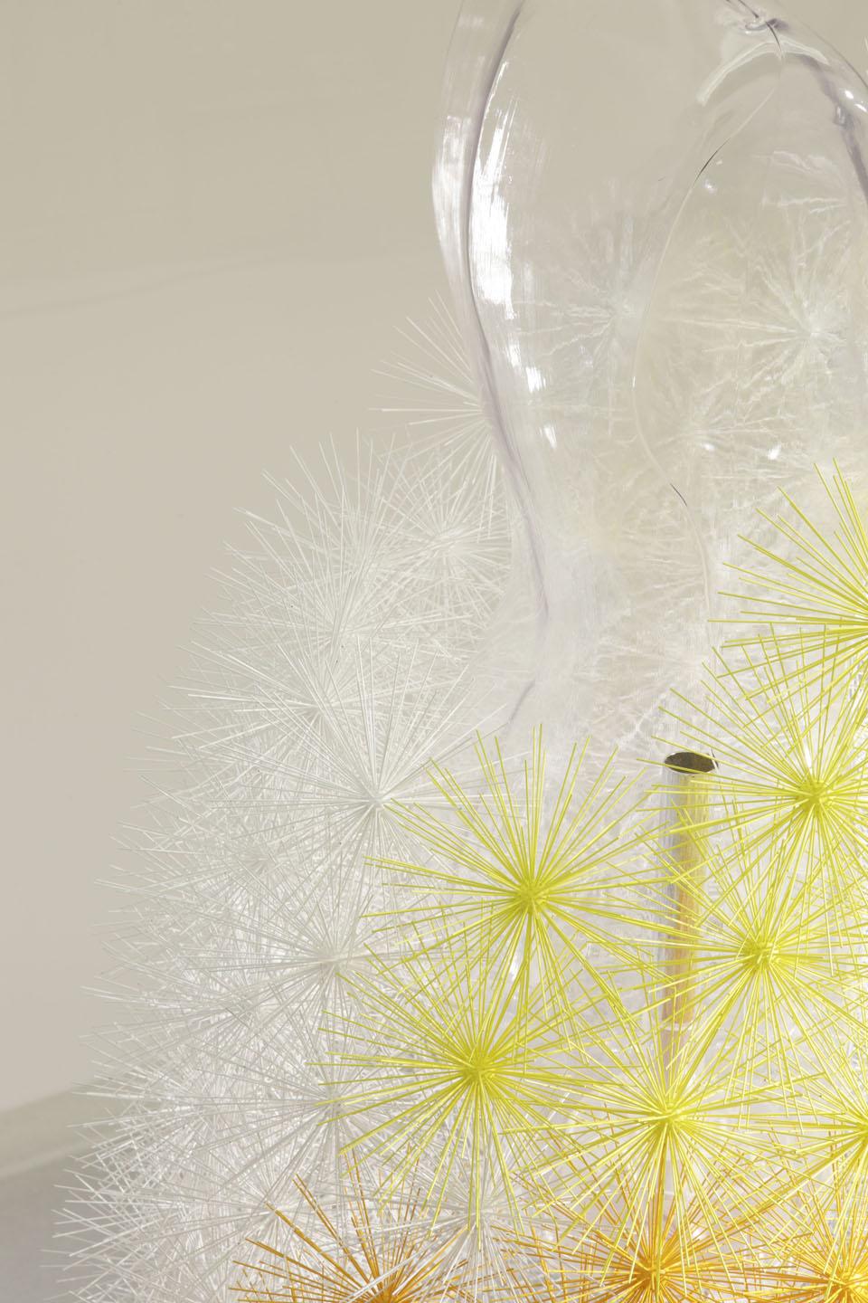 Emmanuelle Moureaux's Toge is a wedding dress made ??up of 500 colored 'burs", made ??of piano wire and epoxy resin. Emmanuelle Moureaux's Toge is a wedding dress made ??up of 500 colored 'burs", made ??of piano wire and epoxy resin.