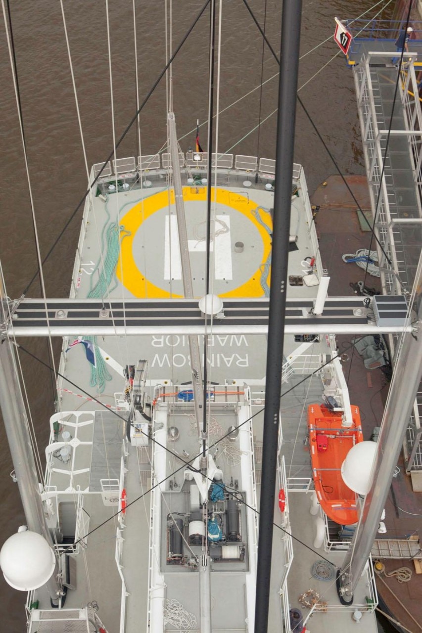 The 12-metre-long
helicopter landing pad.
The team of naval engineers
at the Dutch firm Dykstra
also designed helicopter
shelter facilities. The 12-metre-long
helicopter landing pad.
The team of naval engineers
at the Dutch firm Dykstra
also designed helicopter
shelter facilities.