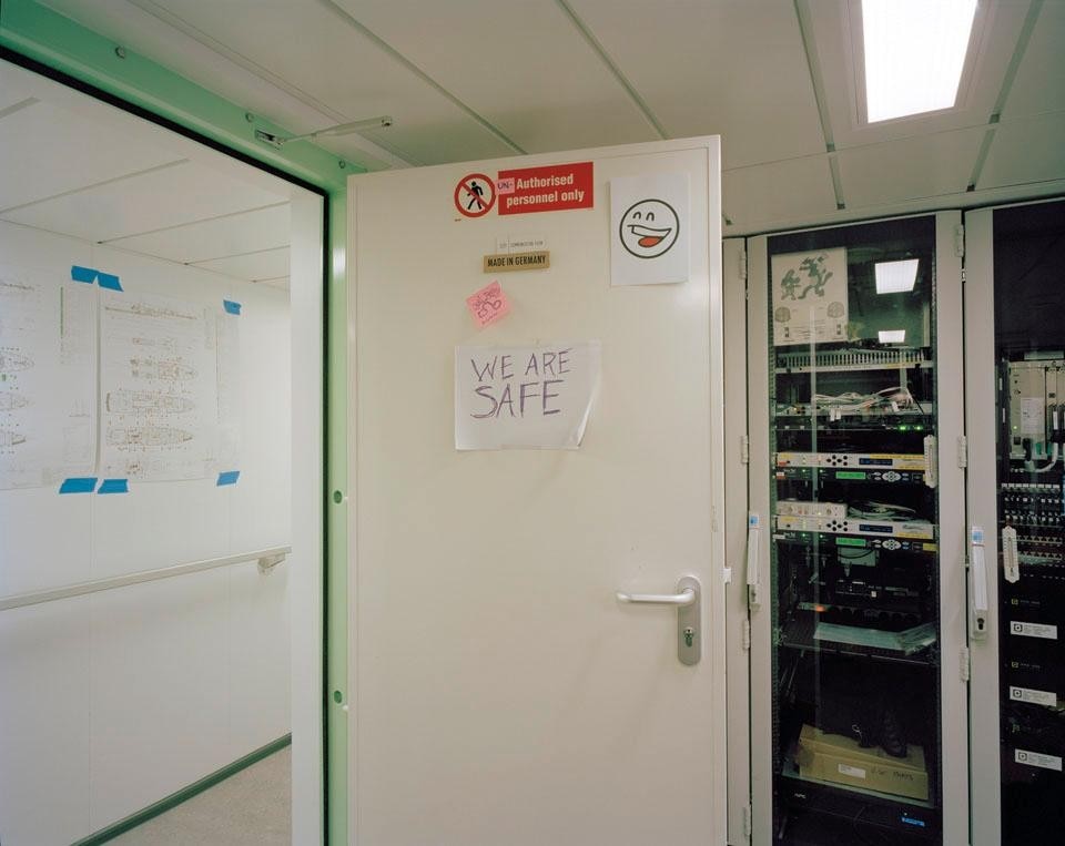 The 12-m-wide radio room
is fitted with reinforced steel
walls and doors. It is the
most strategically important
room of the new Greenpeace
flagship.