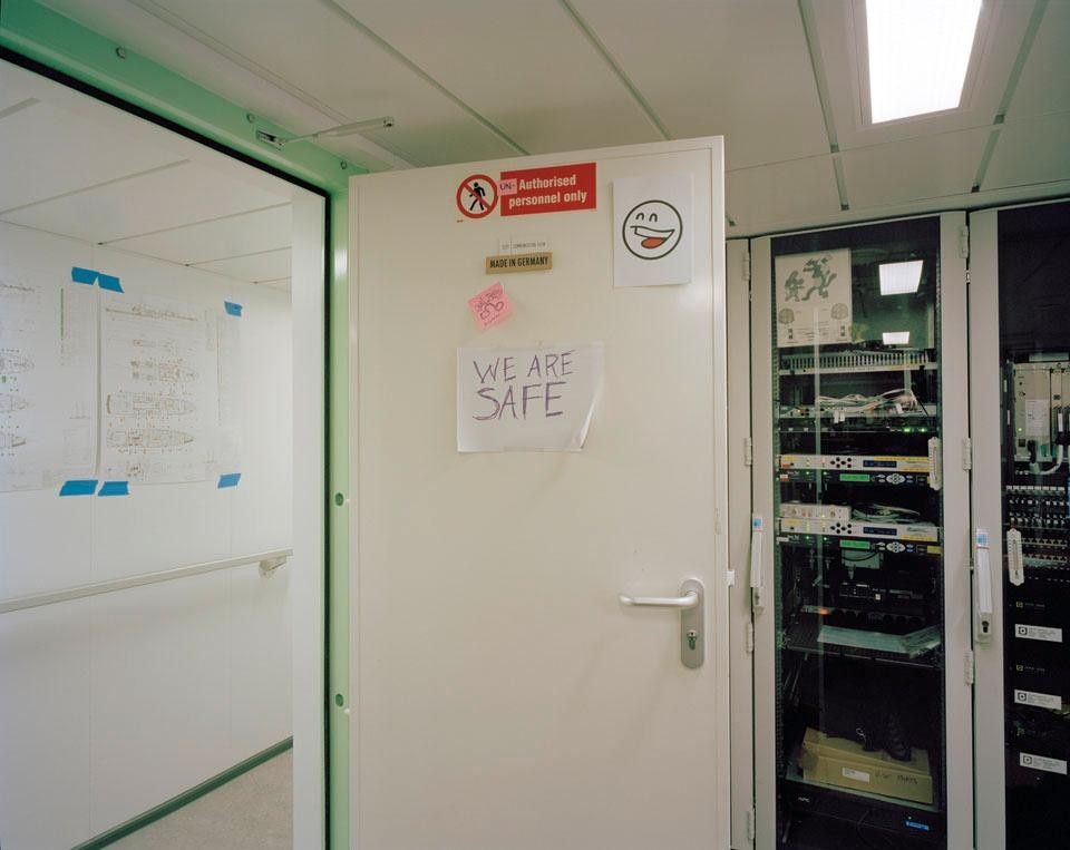 The 12-m-wide radio room
is fitted with reinforced steel
walls and doors. It is the
most strategically important
room of the new Greenpeace
flagship. The 12-m-wide radio room
is fitted with reinforced steel
walls and doors. It is the
most strategically important
room of the new Greenpeace
flagship.