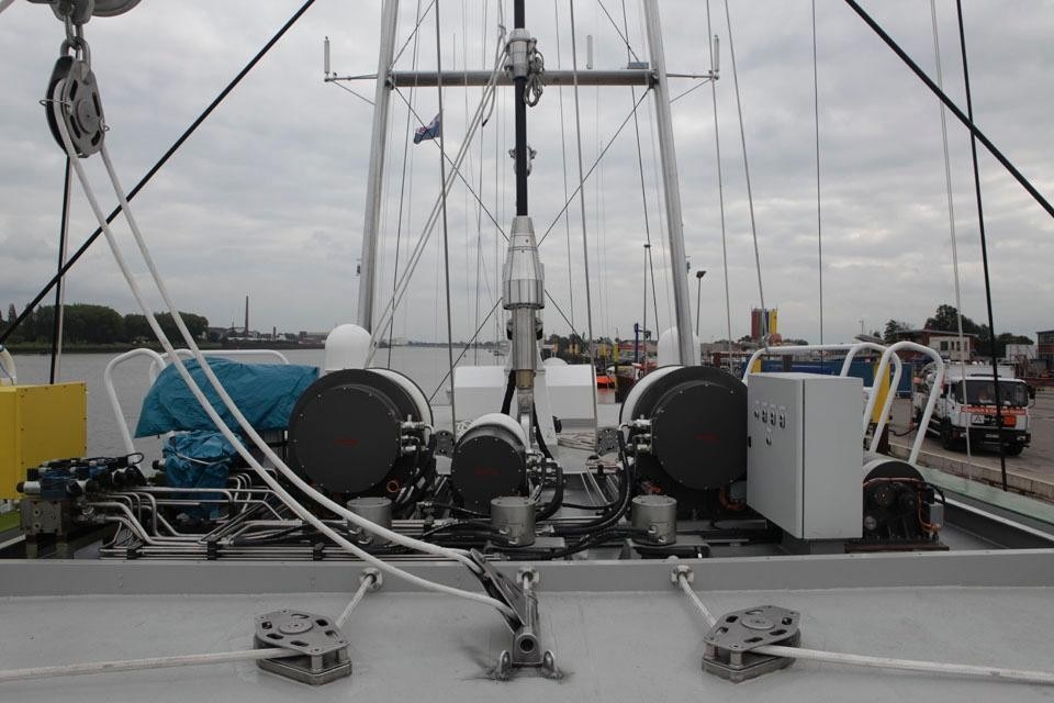 The Rainbow Warrior III
has been built primarily to
sail. The A-frame design of
the masts and the positioning
of the sails have been
optimised for efficiency.