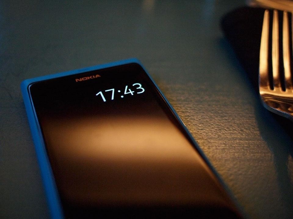 The large glass screen overlaps the curve of the phone’s sides slightly, with a perceptible bump, as if the meniscus of a dark pool of resting liquid, poised on the colourful base. The large glass screen overlaps the curve of the phone’s sides slightly, with a perceptible bump, as if the meniscus of a dark pool of resting liquid, poised on the colourful base.