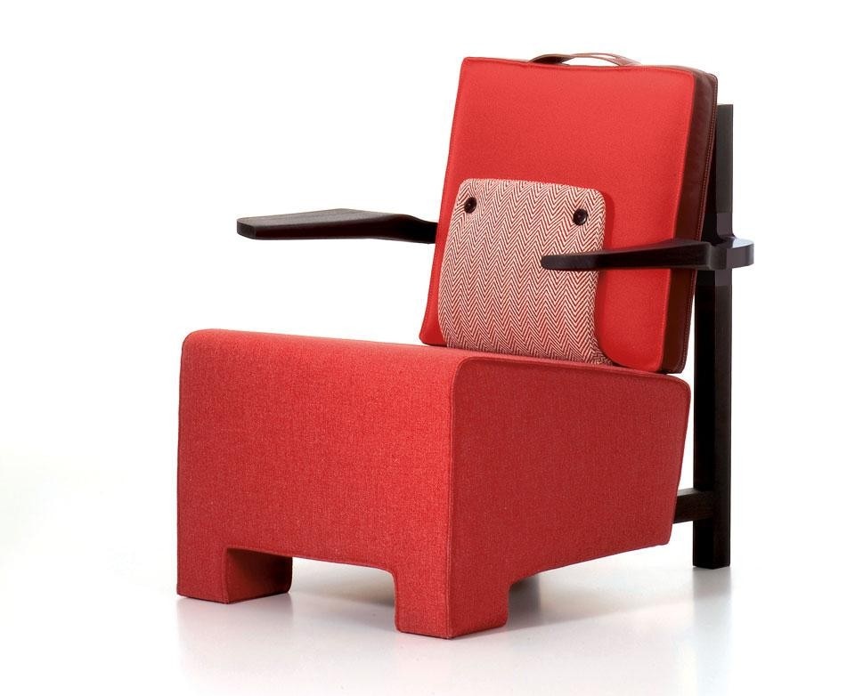 Hella Jongerius, Worker
Armchair, Vitra (2006). An exercise in assembly
between carpentry and
fashion, inspired by workers’
overalls and Rietveld’s
Utrecht Chair (1936).