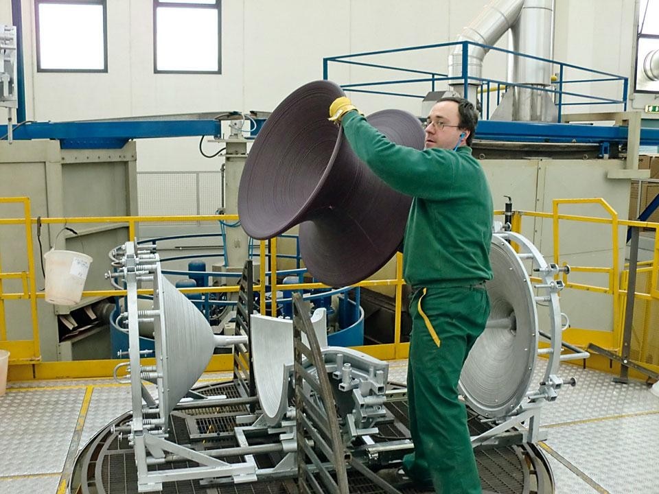 Thomas Heatherwick,
Spun, Magis (2010). Extracting the item from
the aluminium mould used
in the seat’s rotational
moulding process. Courtesy of Magis.