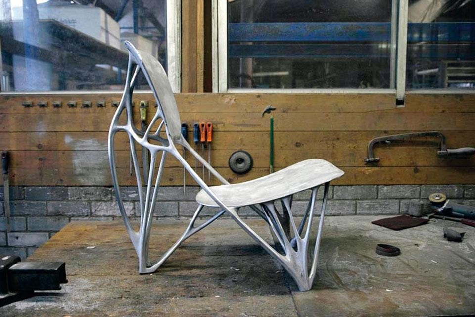 Top and above: Joris Laarman, Bone
Chair, 2006. Using a dynamic digital
instrument created by the
International Development
Centre Adam Opel Gmbh,
Laarman virtually “carved”
the chair while searching
for “an implicit form of
legitimation”.