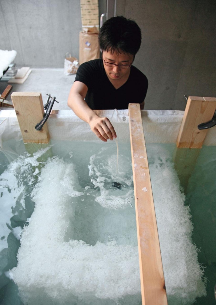 Tokujin Yoshioka,
Venus—Natural Crystal Chair
(2008). The chair’s form gradually
emerges from the water with
the process of crystallisation.
The chair was presented at
the <i>Second Nature</i> exhibition,
21_21 Design Sight, Tokyo. Courtesy of Tokujin Yoshioka Inc.