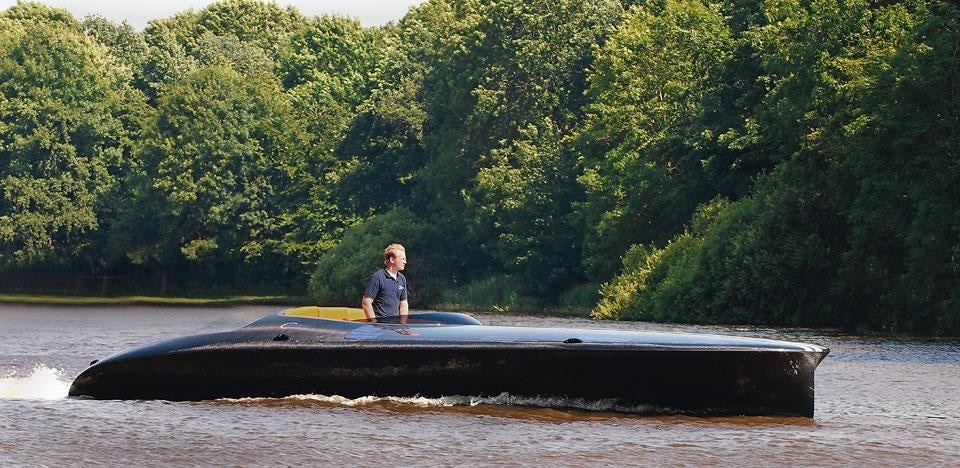 David Czap, Nils Beers,<em> Czeers Mk1</em>, the world’s
first solar-powered
speedboat. The 10-metre-long
boat can reach speeds of up
to 30 knots thanks to its deck
with embedded solar cells.
<a href="http://www.navaldc.com" target="_blank">http://www.navaldc.com</a>