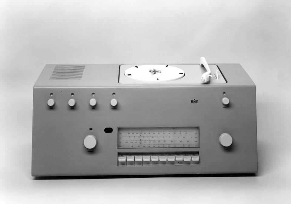 Hans Gugelot and
Herbert Lindinger, <em>Braun AG Studio 1</em>, radio and record player, 1956.
Ulmer Museum, HfG–Archiv, Ulm

