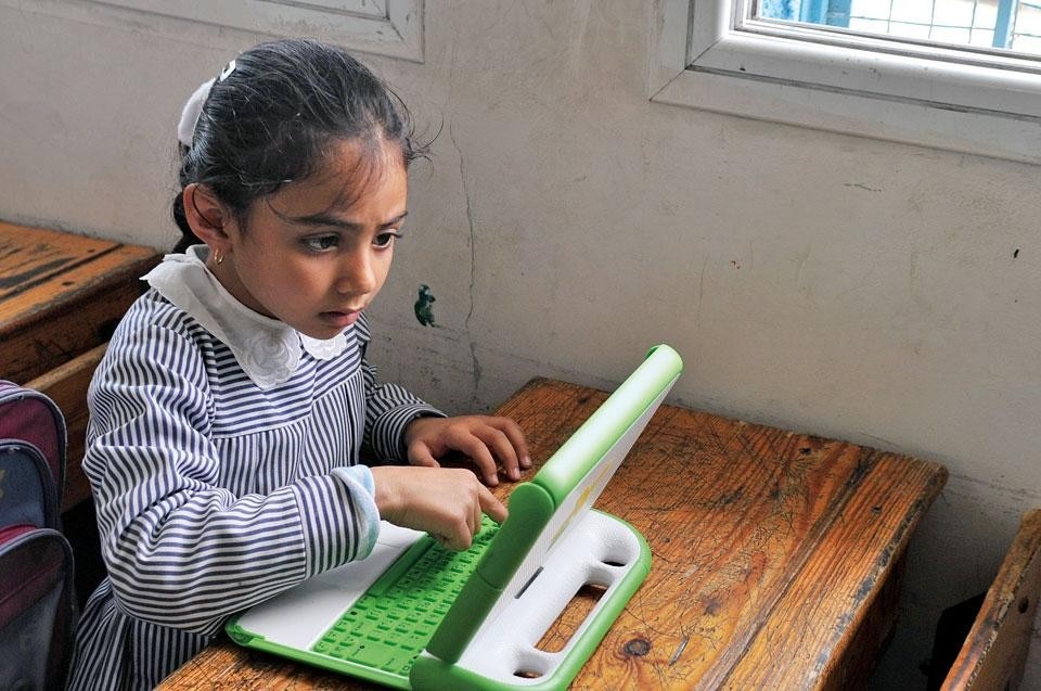 <em>One Laptop Per Child</em>.
Nicholas Negroponte, the
project’s promoter, presented
the new-generation XO-3
tablet (below), which is
the evolution of the first XO-1
laptop (above).
The design is by Yves Behar’s
Fuseproject