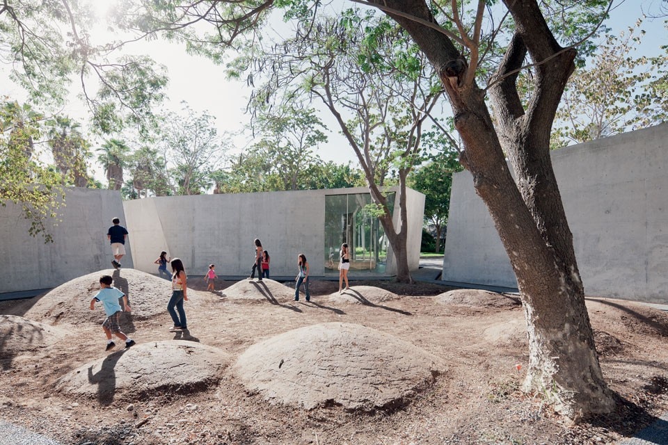 Cutline - genesis video: http://www.alessandrobusana.it/wp/?portfolio=cutline-genesis-video 