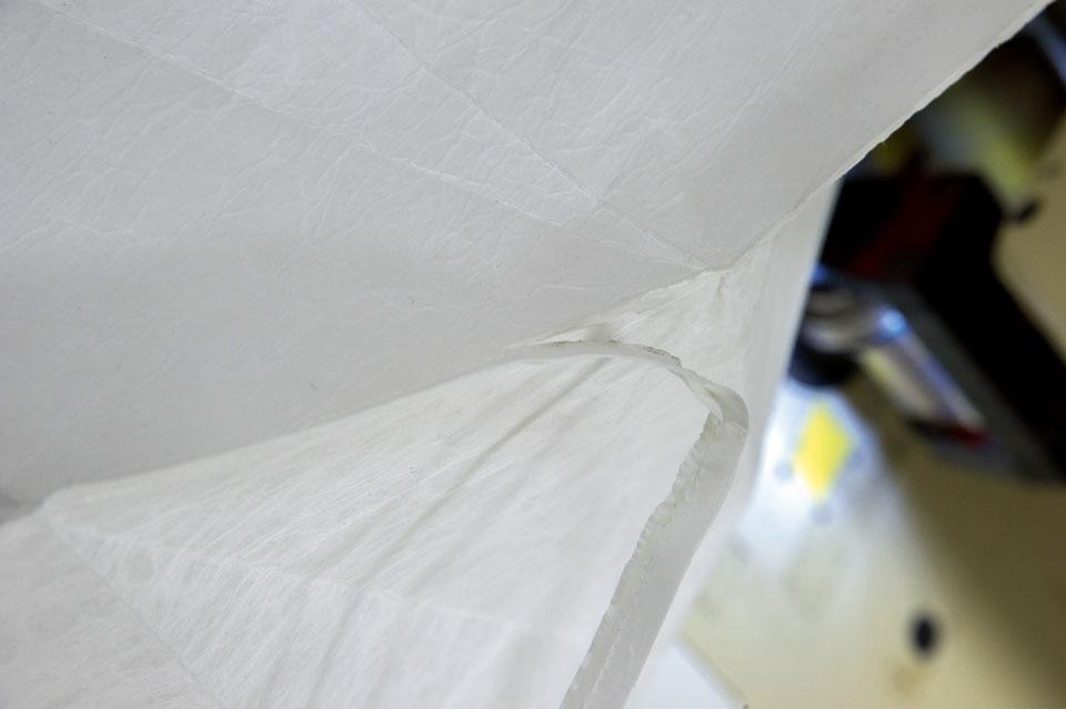 Part
of the fabric is attached by
heat, and the edge is cut at
the same time. In this way,
the tube-shade shape is
basically completed