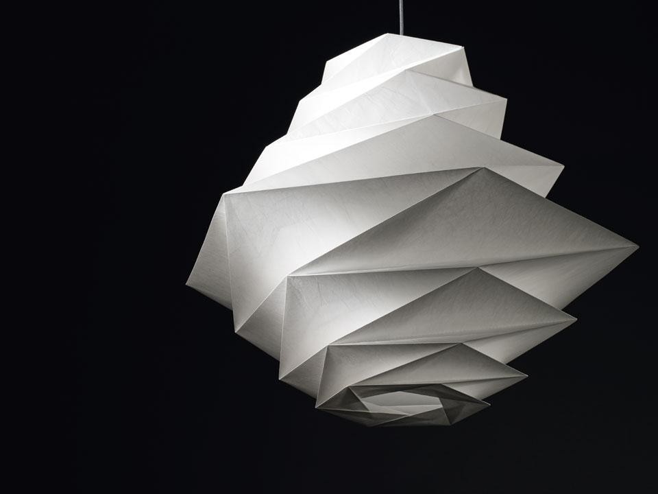 Use of
the special new fabric fibre
cuts energy consumption
and CO2 emissions by 40%
compared to a similar lamp
produced with fresh raw
materials