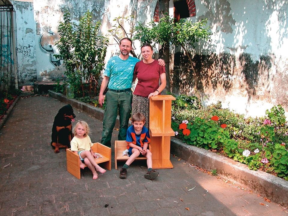 The Doerig family with
some of the self-made
pieces from the Der Berliner
Hocker collection, for which
Le-Mentzel drew inspiration
from the Ulm stool designed
by Max Bill and Hans Gugelot
in 1954, and from the stool
that Le Corbusier designed in
1952 (currently produced by
Cassina)