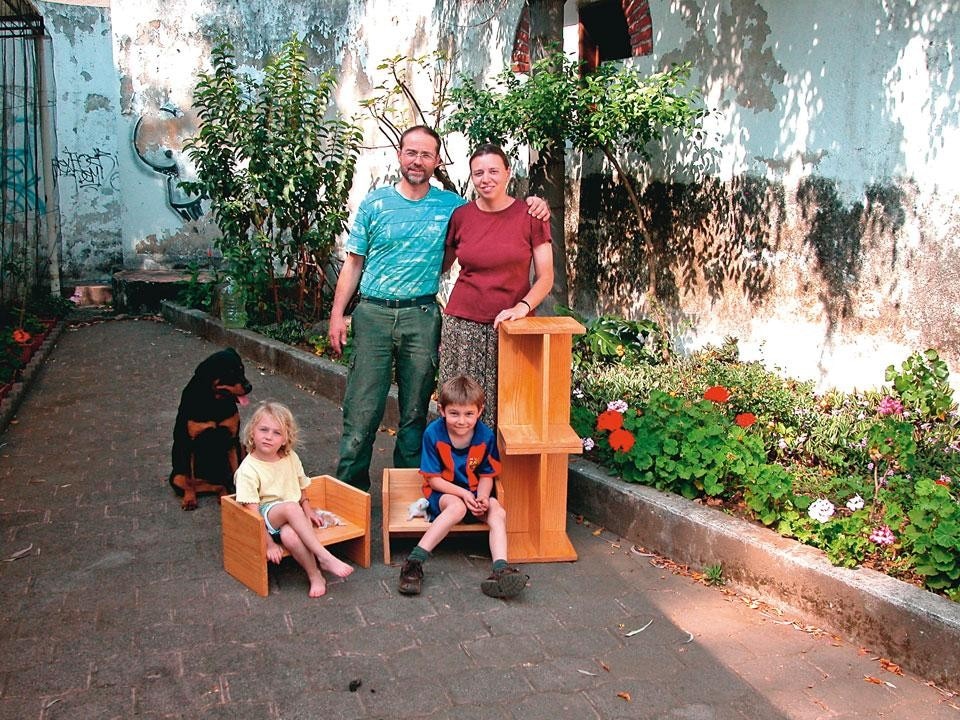 The Doerig family with
some of the self-made
pieces from the Der Berliner
Hocker collection, for which
Le-Mentzel drew inspiration
from the Ulm stool designed
by Max Bill and Hans Gugelot
in 1954, and from the stool
that Le Corbusier designed in
1952 (currently produced by
Cassina)