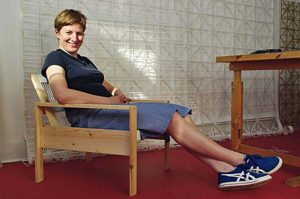 Top and above: Stefka Ammon, part of
the Le-Mentzel community,
during and after construction
of the chair. The only favour
requested in exchange for
downloading the designs
from the site is to document
the execution of the work
with photos. These are then
made available to all Hartz IV
followers