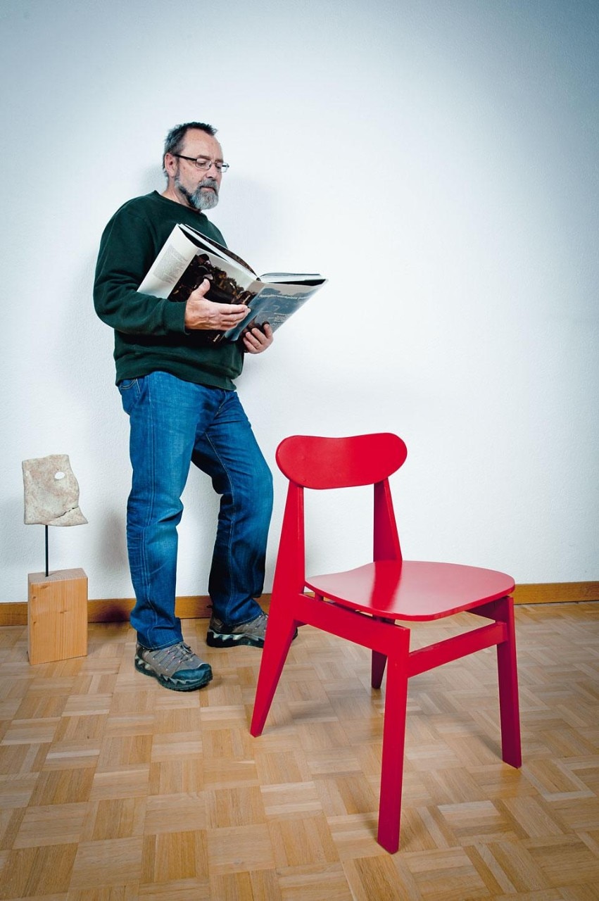 Thomas Arbenz, another
member of the community,
with the Kreuzberg 36 chair.
Le-Mentzel reckons that
between 2,000 and 6,000
pieces of furniture have been
made worldwide from his
assembly instructions