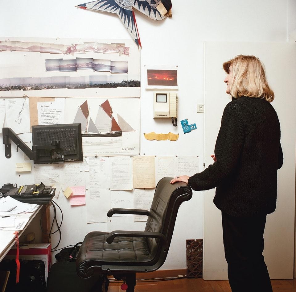 Another view of Sapper’s
main work table, with his
wife Dorit standing next to
an executive version of the
SapperTM office chair for
Knoll (1979). On the wall
are a series of work notes
and sources of inspiration: a
kite, a sailing boat and a set
of photos of city and marine
skylines