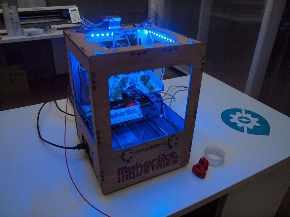 The Arduino boards constitute the "brain" of many other machines, such as some 3D printers