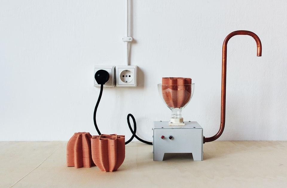 OS
Waterboiler in the version by
Unfold, with a glass receptacle
and a ceramic filter made with
a 3D printer. Photo courtesy of Intrastructures