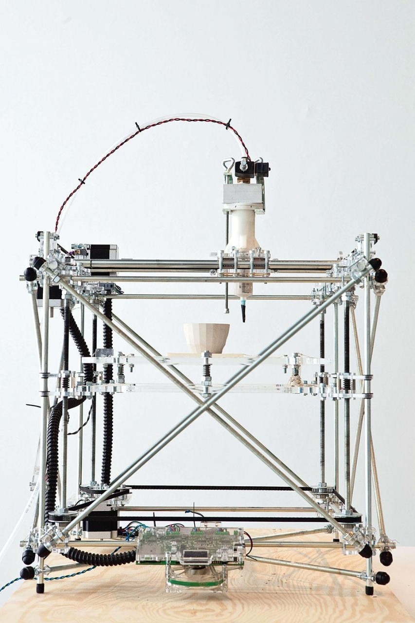 The 3D ceramic
printer for "L'Artisan Électronique" was
made on the basis of the
RepRap open-source project. Photo by Kristof Vrancken / © Z33