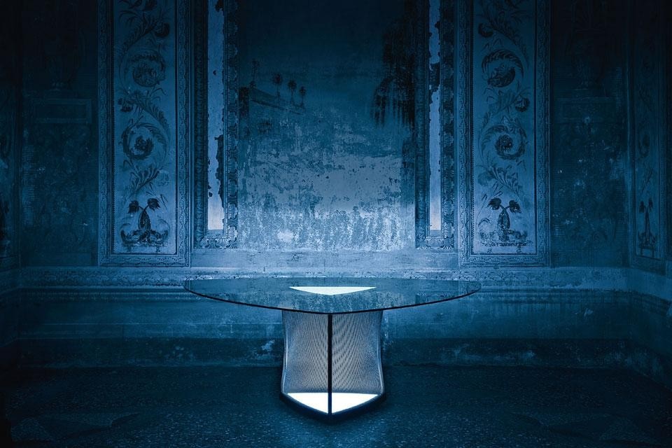 The Plettro table, also by
Thesia Progetti, includes
LED light sources positioned
at floor level and under the
glass top. Photo by Beppe Brancato
