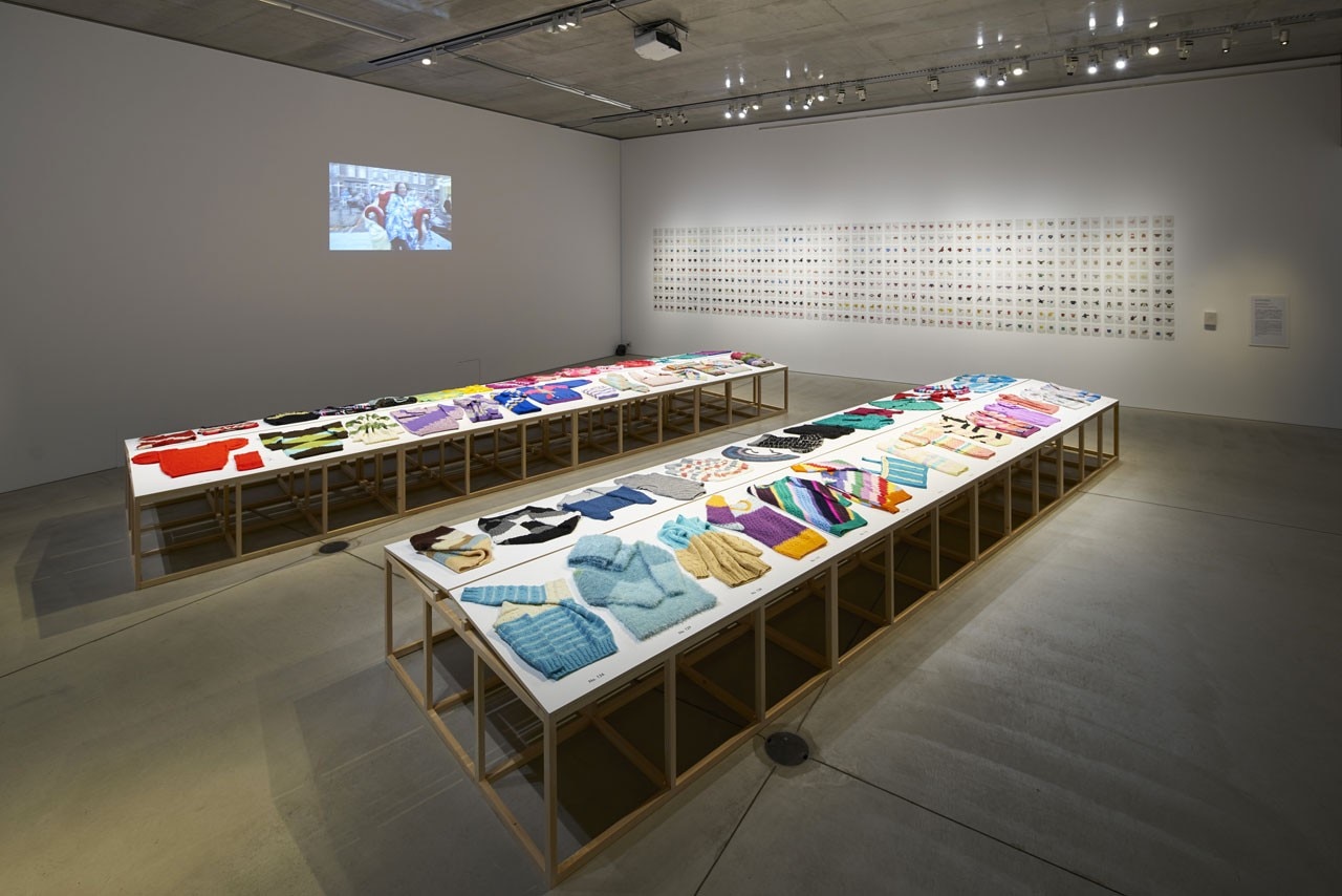 DNA Charlois & Christien Meindertsma / Wandschappen Sweaters by Loes Veenstra. Vista della mostra “The Fab Mind” al 21_21 Design Sight di Tokyo