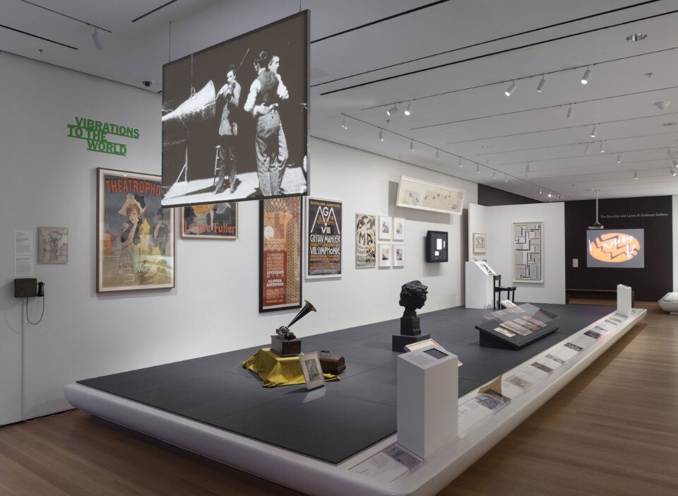 Vista della mostra “Making Music Modern: Design for Ear and Eye”, MoMA Vista della mostra “Making Music Modern: Design for Ear and Eye”, MoMA