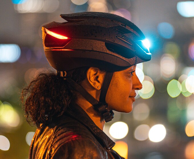Arriva il casco da bicicletta con gli stop e le frecce - Tecnologia
