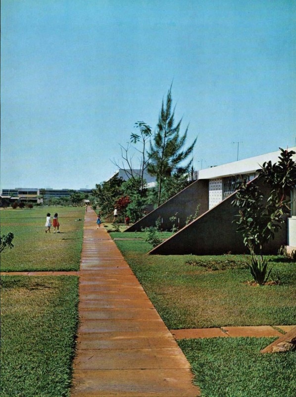 In the “Super Quadras”,  or residential quarters, some terraced one-family houses
which open on a large common lawn