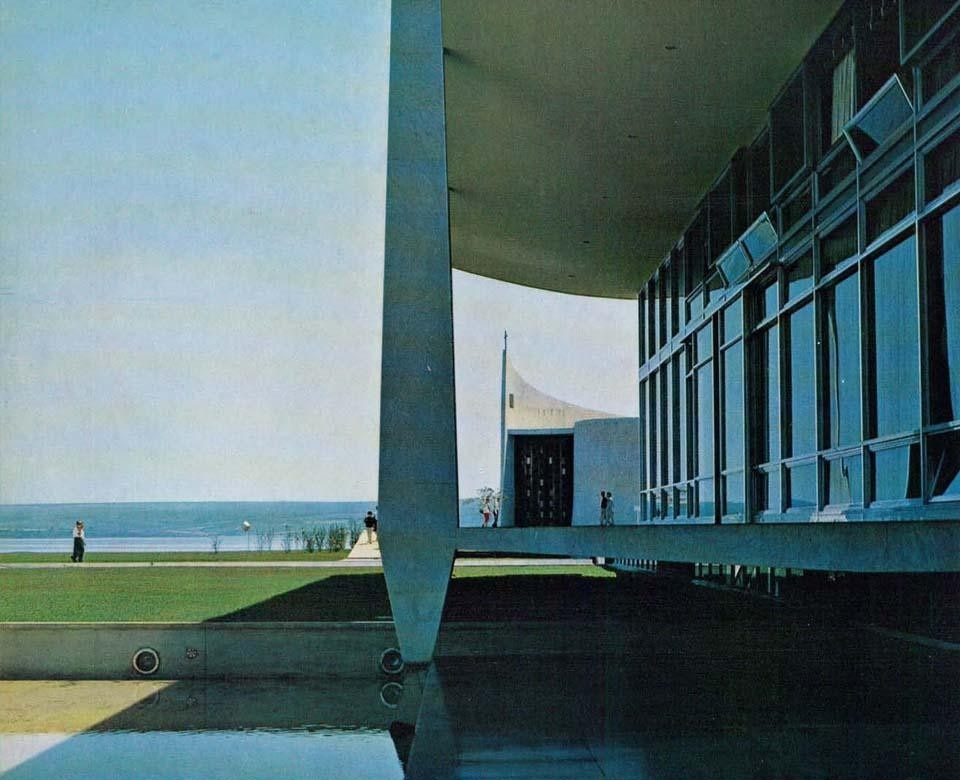 The Alvorada, the President's home,
rises dear of the ground; its two
stories are gathered into a single huge
volume, between two horizontal
suspended slabs. Inside the building,
the first floor opens as a gallery on
two “golden” entrance hall The Alvorada, the President's home,
rises dear of the ground; its two
stories are gathered into a single huge
volume, between two horizontal
suspended slabs. Inside the building,
the first floor opens as a gallery on
two “golden” entrance hall