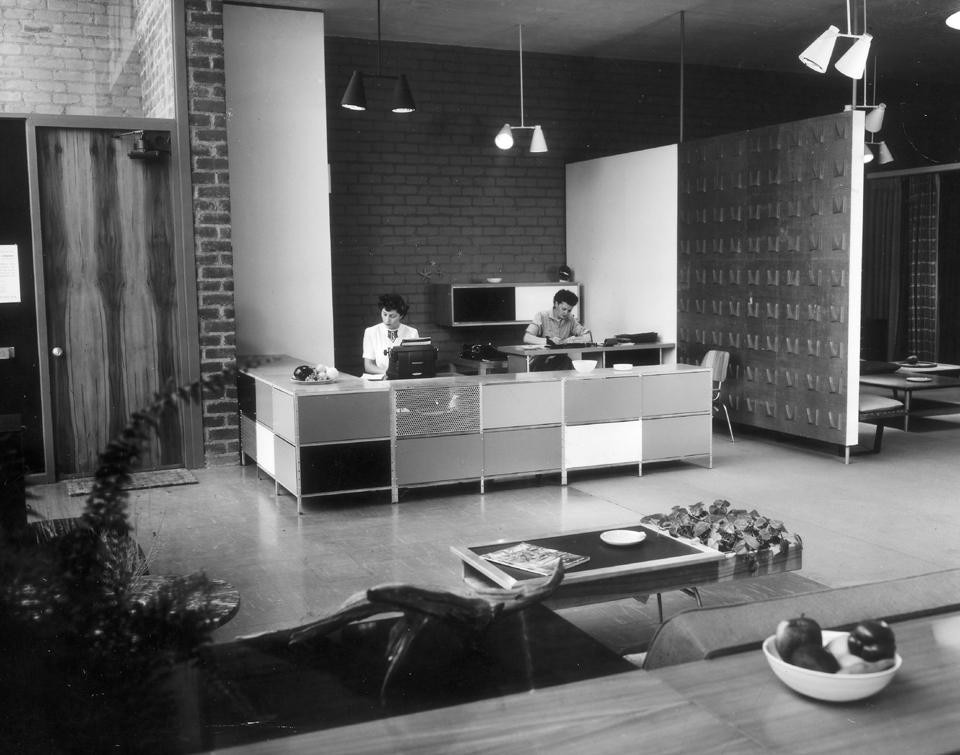 A  display and sales  space for the Herman Miller Furniture Company, designed by Charles Earnes (1949). The shapes are simple, Eames relying only on the design of a wall and perfect technical execution