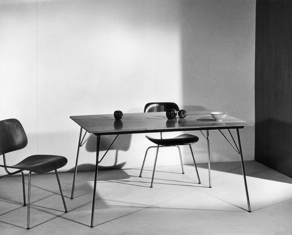 The table, in different dimensions both rectangular and round, with a lightweight form, has thin collapsible metal legs The table, in different dimensions both rectangular and round, with a lightweight form, has thin collapsible metal legs