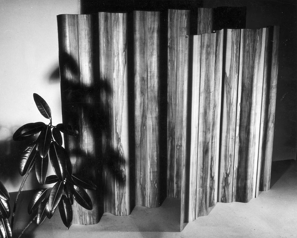 One of the most characteristic elements in this family of furniture by Eames is the undulated plywood screen One of the most characteristic elements in this family of furniture by Eames is the undulated plywood screen