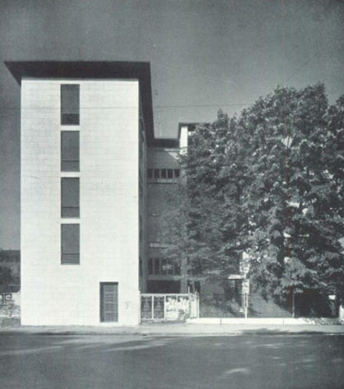 View from the side entrance. The house was not finished according to the architect’s project. While the façade illustrated here, aside from some details of the railings and finishes, is almost the same as when designed, the side facing the park should have had a different movement on each floor
