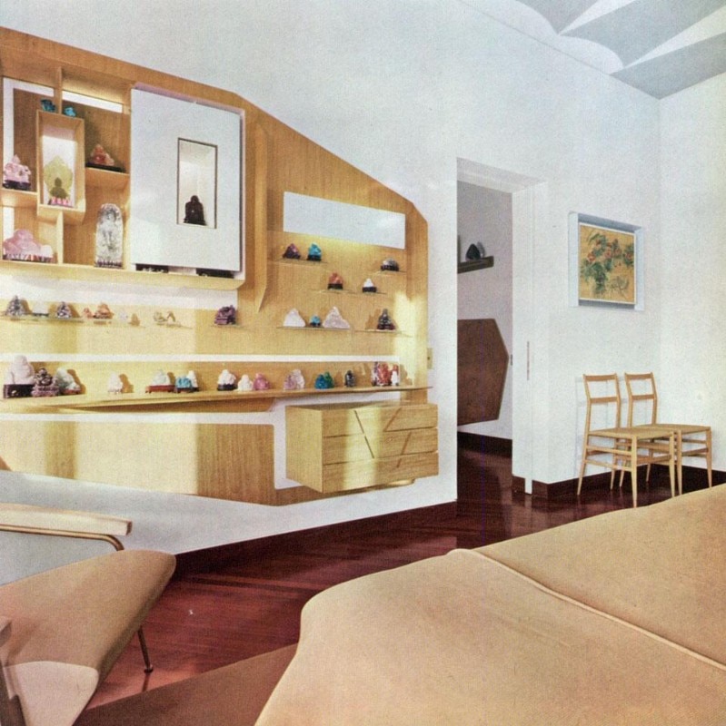 In the master bedroom, the wall unit houses a jade collection. In the central illuminated display case, there is a surprising play of positive and negative, depending on the position of the swivel panel covering the niche In the master bedroom, the wall unit houses a jade collection. In the central illuminated display case, there is a surprising play of positive and negative, depending on the position of the swivel panel covering the niche